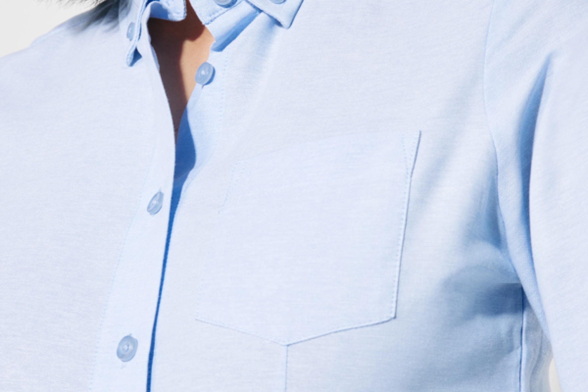 Camicia donna con tasca sul petto a sinistra. Pattina con bottoni
