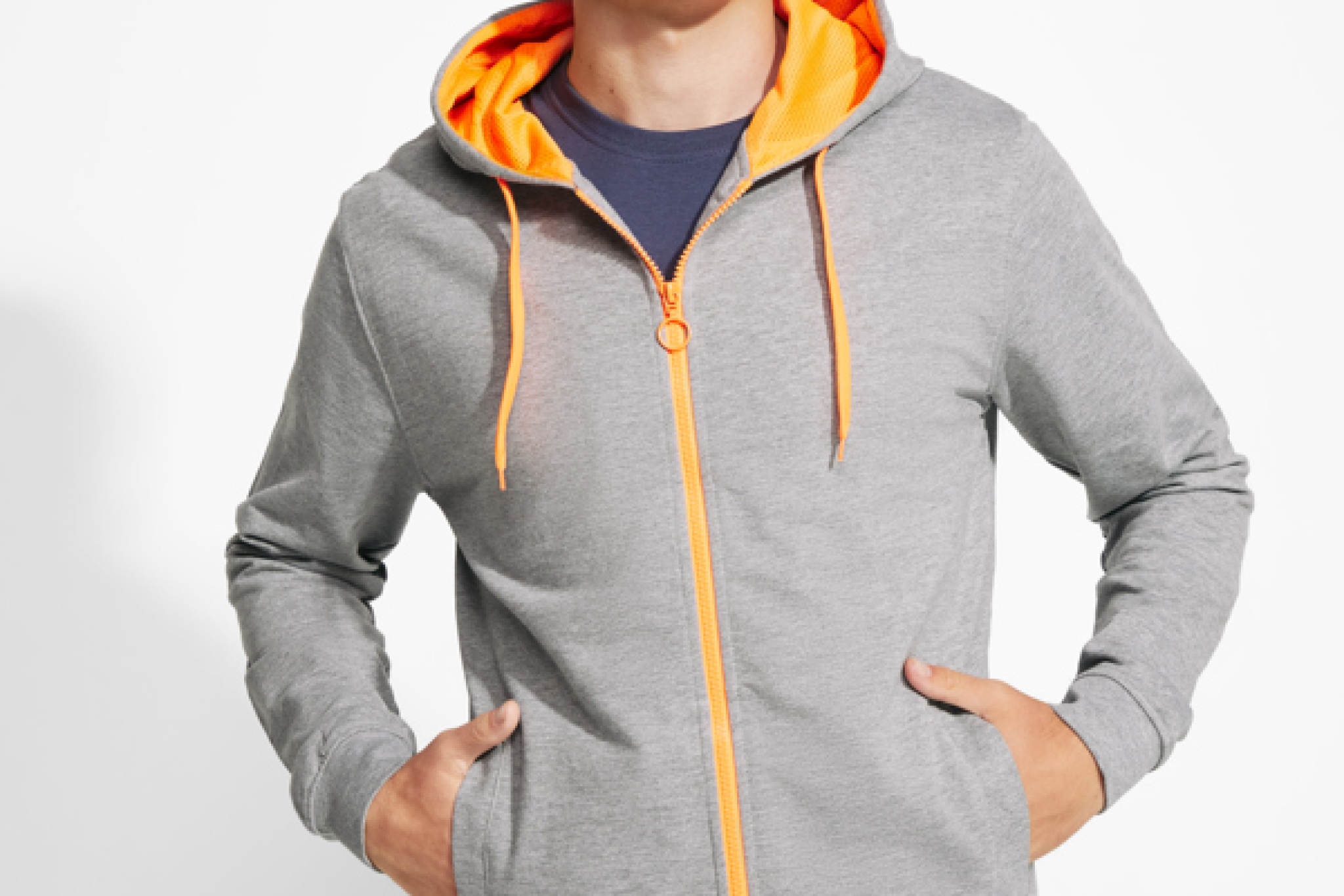 Giacca non felpata con particolari in colore fluorescente. Zip centrale con tiretto ad anello