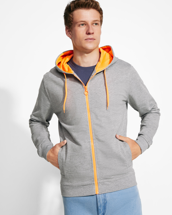 Giacca non felpata con particolari in colore fluorescente. Zip centrale con tiretto ad anello