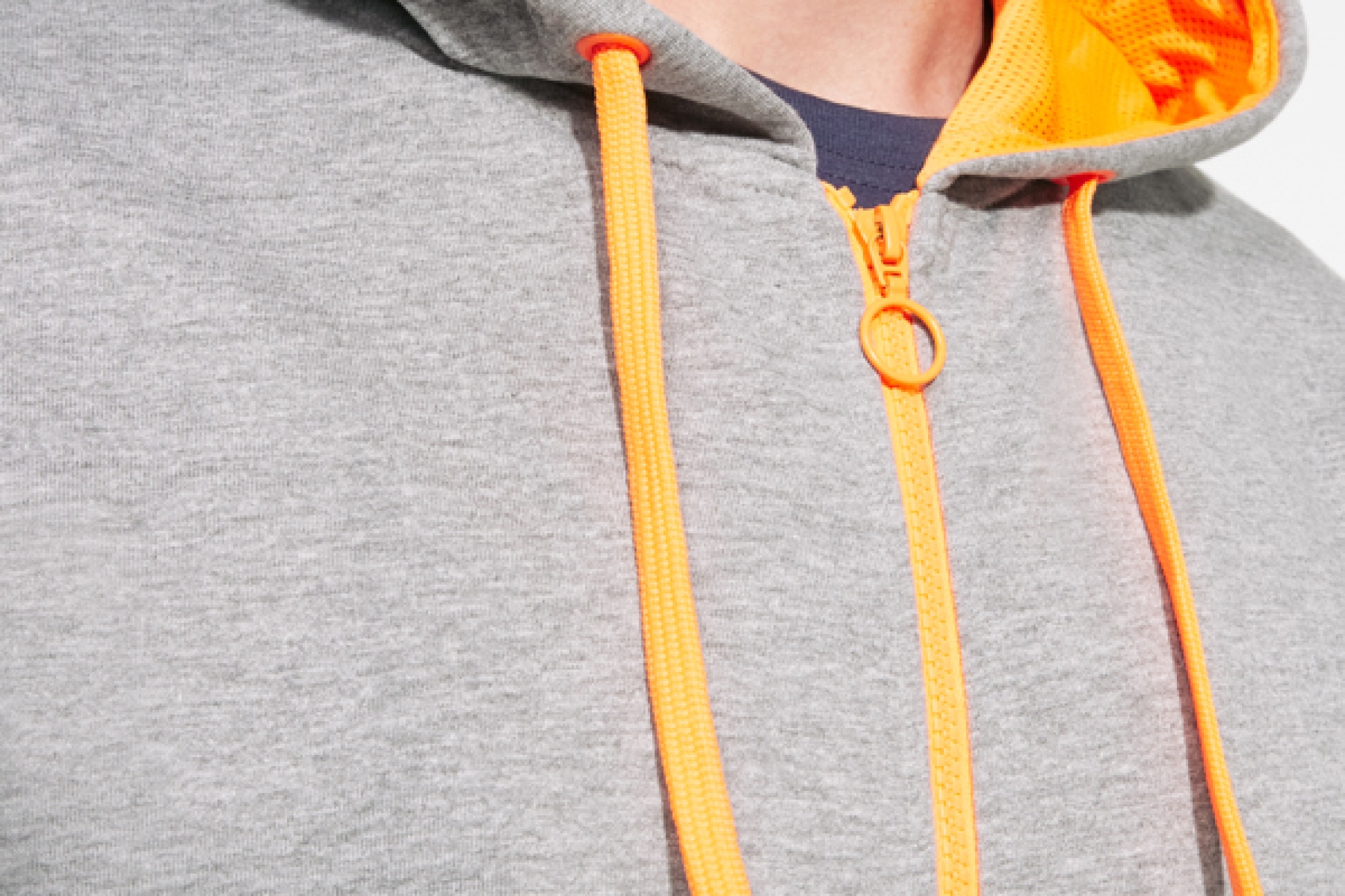 Giacca non felpata con particolari in colore fluorescente. Zip centrale con tiretto ad anello